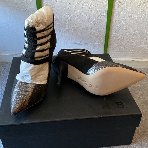 L.a.m.b May Snake- Caged Pump Black Gunmetal. Size 5-1/2 - Picture 2 of 4